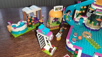 Lego Friends 41313 Letní bazén v městečku Heartlake - 2