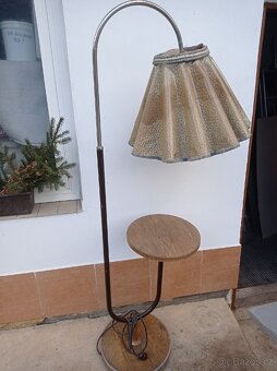 Lampa Halabala, křeslo a stolek. - 2