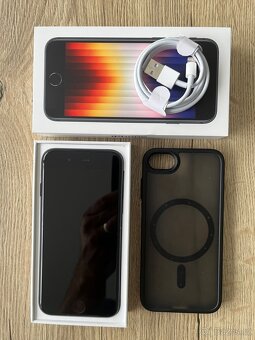 Apple iPhone SE 2022 64 GB Midnight černý - 2