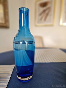 Sklenice a láhev. Krásná letní sada na nápoje. - 2