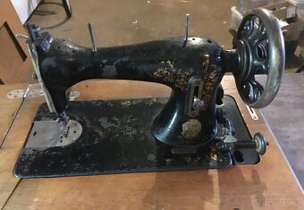 Starý šicí stroj - 2