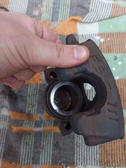 Prodám levý přední brzdový třmen - Fabia 1 - 2