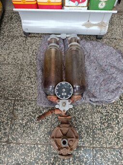 Stará manuální benzínová pumpa, nález, sklo ok - 2