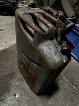 Plechové 20L kanistry - 2