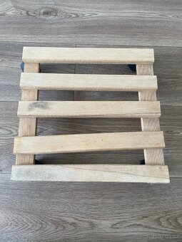 Pojízdný dřevěný podstavec pod květináč - 2