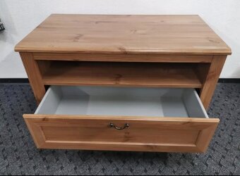 S DOVOZEM Stolek pod televizi. Ikea, série Grevbäck. - 2