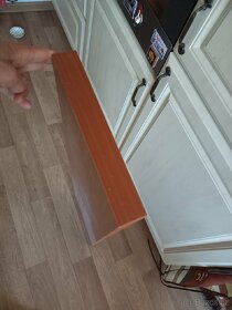 Police z lamina višňové barvy. - 2