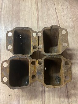 Kryty dveřních závěsů tatra T603. - 2