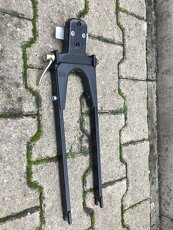 Držák předního kola na střešní příčníky. - 2