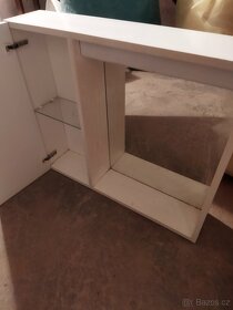 Umyvadlo, zrcadlo,stará síta - 2