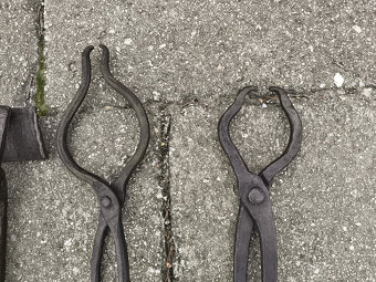 Kovárske klešte ,náradi,kladiva ,sekera,nebozez 996 - 2