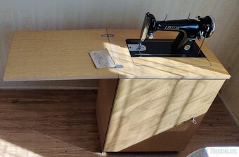 Historický šicí stroj zn. Lada - 2