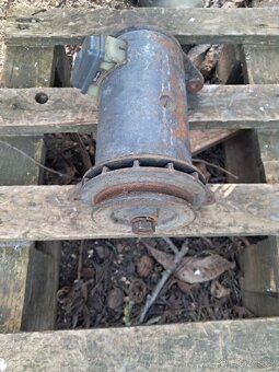 Dynamo (zřejmě Trabi) - 2