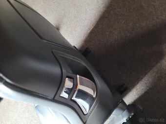 Sedačky Mercedes E 207 kupé - 2