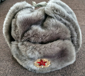 Zimní ruská ušanka s odznakem, šedá - 2