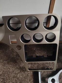 Stříbrný a zlatý středový panel Alfa Romeo 159 - 2