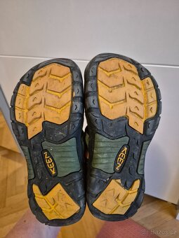 Tenisky Nike, sandály Keen, sandály Alpine Pro - 2