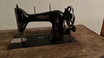 Starý šicí stroj Lada - 2