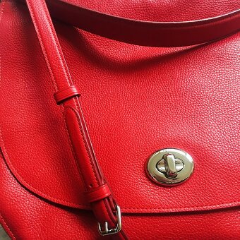 Sytě červená kabelka Coach - 2