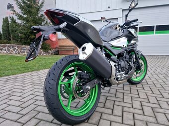 Kawasaki Z500 SE Metallic Moondust Gray 2025 - 2