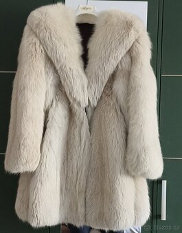 Kanadská přírodní bílá liška - 2