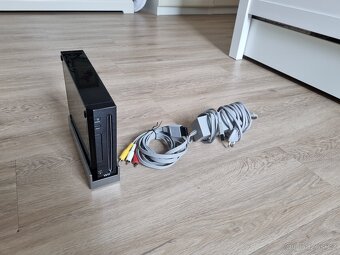 Konzole Nintendo Wii s kabely - 2