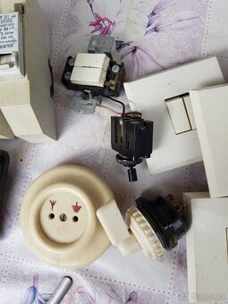 Vypínače, zástrčky, jističe, relé, zásuvka 380V/32A - 2