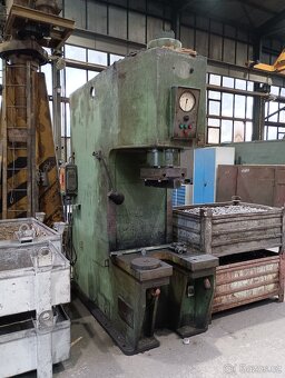 Hydraulický lis STANKOIMPORT P6330 100T C rám - 2