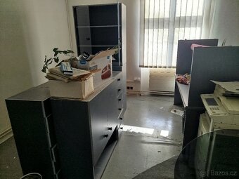 Kancelářské skříně, stůl, stěna, komody, sedačka s křesly - 2