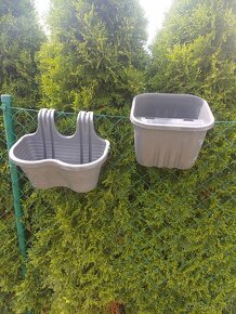 Šedý plastový závěsný a nasazovací truhlík - 2