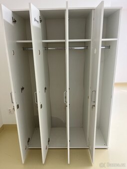 Dřevěná šatní skříň čtyřdveřová - 2