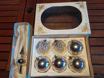 VÁNOČNÍ SKLENĚNÉ STŘÍBRNÉ RETRO OZDOBY SE ŠPICÍ - 2