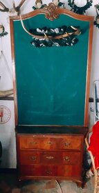 starožitná skřínka a věšáky na myslivecký inventář - 2