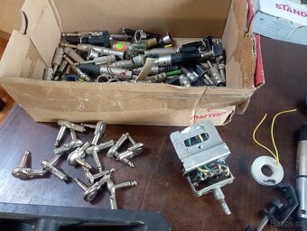 Součástky pro kytaráře atd - 2