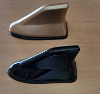 Autoanténa ploutev FM/AM se zesilovačem. - 2