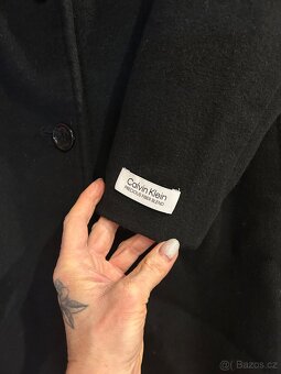 Černý kabát Calvin Klein - 2