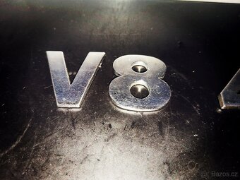 V8 4.0L Chromová nálepka - 2