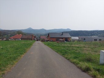 Slunná stavební parcela v okolí Teplic. - 2
