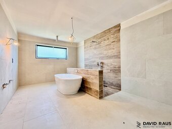 Prodej rodinného domu 5+kk (211 m2) s garáží, pozemek 467 - 2