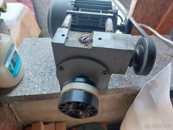 Elektromotor s úhlovou převodovkou - 220V/250W... 54ot./min. - 2