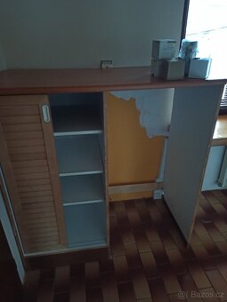 Vyklízení domu, křeslo, desky ze skříní, dveře, koberce - 2