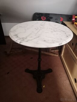 Stolek kovová noha + kulatá deska mramor - 2