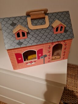 Dřevěný domeček, HRY,  DVD, a přilby cyklo a lyžařská - 2