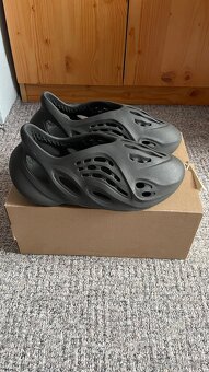 YEEZY FOAM RNNR 42 - 2