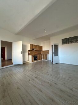 NOVĚ ZREKONSTRUOVANÝ BYT 2+kk (57,4 M2) NA NÁMĚSTÍ VE CHVALŠ - 2