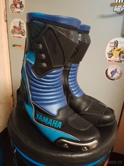 Boty s nápisem Yamaha - 2