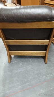 Kožené křeslo s masivním dřevem - 2