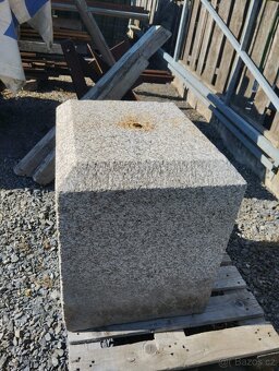 Kamenný podstavec - 2