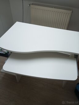 Bílý počítačový stůl - 2