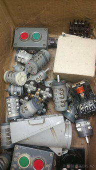 Diody, triaky, spínače, ampérmetry, ledky, odpory. - 2